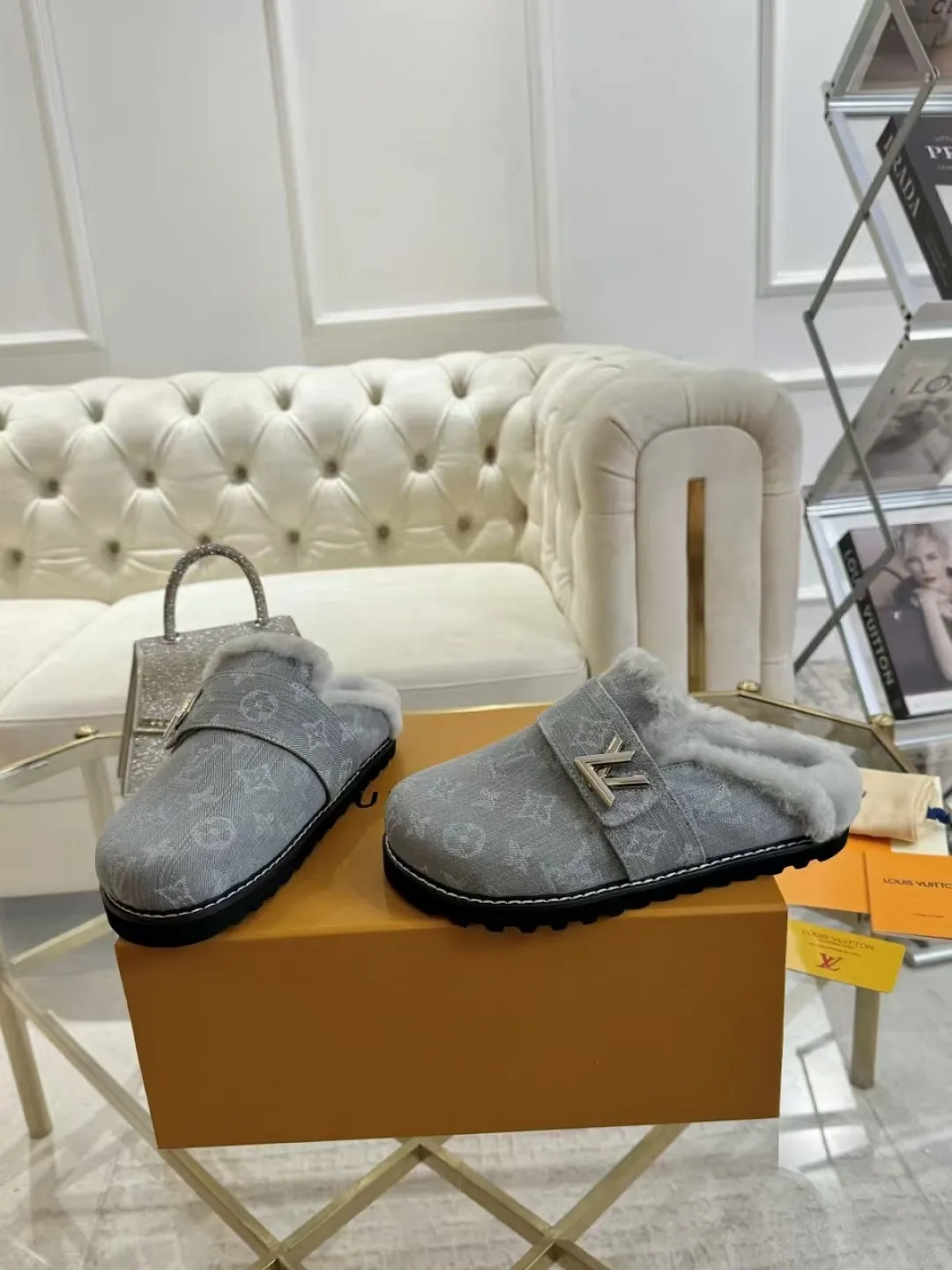 p600✨ LV Couple’s Wool Slippers｜Full of high-end feel, the soles of your feet are luxurious✨ We have achieved the ultimate restoration of the "higher version" of this pair of LV classic toe-toe slippers! 👫💫 🌟 The core advantages are clear at a glance: ✔️ Original jacquard + cowhide fabric, delicate texture, high-end at first glance; ✔️ 280% pure wool lining, wearing barefoot is like stepping on clouds ☁️, soft and skin-friendly and not sweaty; ✔️ Non-slip rubber bottom + three-dimensional toe design, super stable for walking, fashionable and practical!  👀 Must-have attention to detail: Belt buckle + classic LV presbyopic elements, revealing the aura of a big-name brand in a low-key manner ~ Whether it is a couple dating or a trip with besties, both of them are the focus when they go out👟💖 ✨ Easily match the wardrobe: jeans + sweaters, lazy and casual style ✔️ Coat + skirt, refined and elegant ✔️ One pair of shoes can handle a variety of styles, and the sense of luxury is never artificial ~ #LV slippers #couple outfit #High-End Customization #Quality Shoes Recommendation Fabric: Yangjing/classic jacquard fabric Lining: Imported wool lining Sole: Original rubber sole Size: Female 35-41 Male 38-46